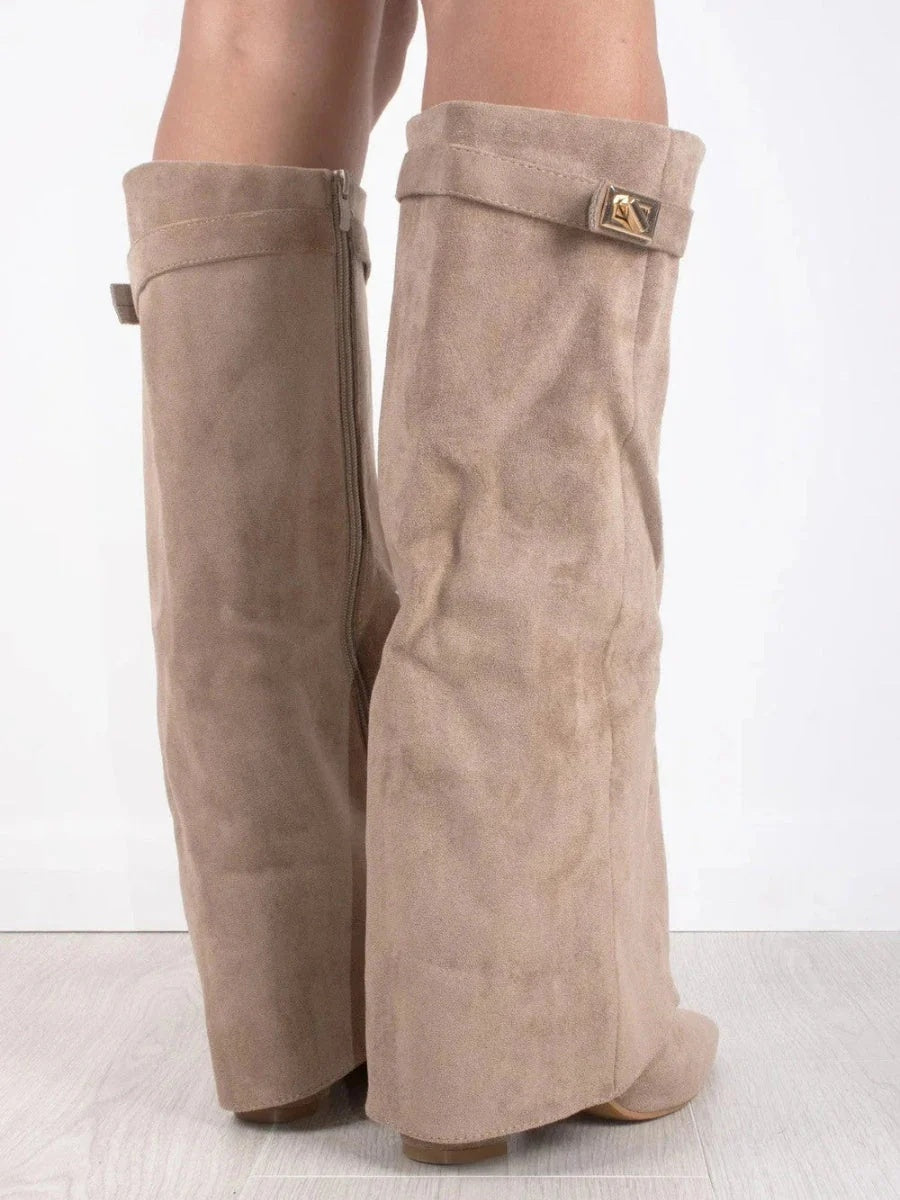 Elva | Elegante Suede-Stiefel mit goldenen Details